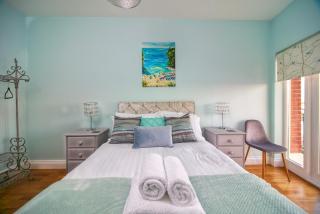 Royal Harbour Retreat - Stunning views, balcony, right on harbour, by the beach - 3