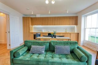 The Lookout - Stylish penthouse with sea views - 7