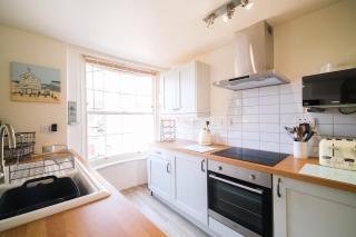 Elizabeth: Charming two bedroom apartment in centre of town - 6