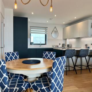 Seafront retreat - Beachfront Luxury Apartment with Panoramic Sea Views, Balcony & Parking space - 5