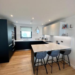 Seafront retreat - Beachfront Luxury Apartment with Panoramic Sea Views, Balcony & Parking space - 6