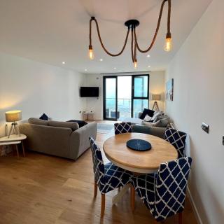 Seafront retreat - Beachfront Luxury Apartment with Panoramic Sea Views, Balcony & Parking space - 4