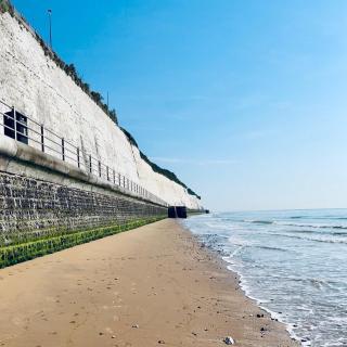 Seafront retreat - Beachfront Luxury Apartment with Panoramic Sea Views, Balcony & Parking space - 3