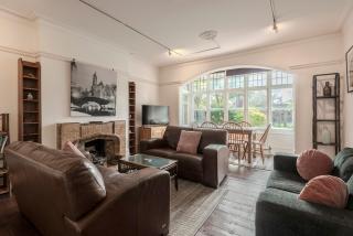 Montefiore -Budget friendly 2 bed ground floor apartment - patio and street easy parking - Short walk to park - 9
