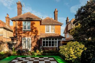 Montefiore -Budget friendly 2 bed ground floor apartment - patio and street easy parking - Short walk to park - 7