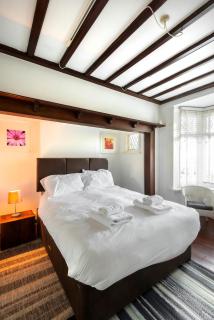 Montefiore -Budget friendly 2 bed ground floor apartment - patio and street easy parking - Short walk to park - 5