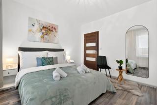 Spacious Family Home for 6 - Garage & Balcony - 5