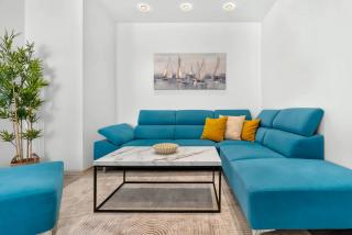 Spacious Family Home for 6 - Garage & Balcony - 1