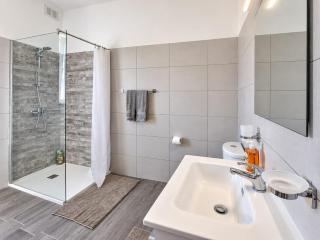 Bright 3 Bed, 3 Bath Sliema Seaside Apartment - 9