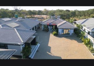 Top Villa Lodge in Lupane - 2