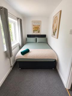 Comfortable 3BR Home for 8 near University, Kingsgate & Huddersfield Station - 9