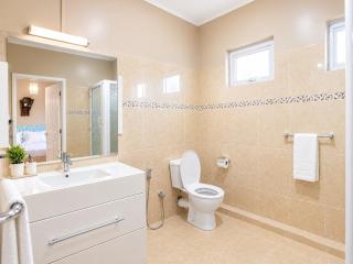 The Opal Villa - 2 mins from Beach Front - 5