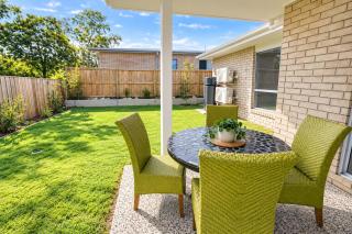 Modern 4-Bedroom Family Home in Park Ridge - Parking Included - 8