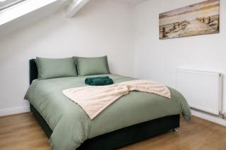 Spacious 4BR Bradford Home for contractors and familes of 11 with 9 Beds, Fast WiFi, Garden and Free Parking near Interchange, University and M606 - 3