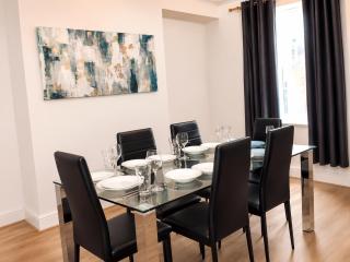 Spacious 4BR Bradford Home for contractors and familes of 11 with 9 Beds, Fast WiFi, Garden and Free Parking near Interchange, University and M606 - 5