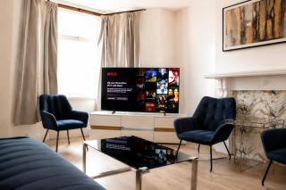 Spacious 4BR Bradford Home for contractors and familes of 11 with 9 Beds, Fast WiFi, Garden and Free Parking near Interchange, University and M606 - 0