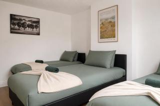 Spacious 4BR Bradford Home for contractors and familes of 11 with 9 Beds, Fast WiFi, Garden and Free Parking near Interchange, University and M606 - 6