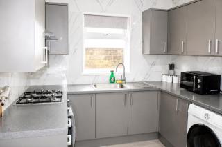 Spacious 4BR Bradford Home for contractors and familes of 11 with 9 Beds, Fast WiFi, Garden and Free Parking near Interchange, University and M606 - 9