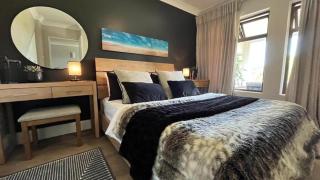 Deluxe One-Bedroom Apartment with Patio - 0