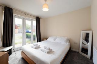 The Corner House | 2-Bed with Free Parking - 8