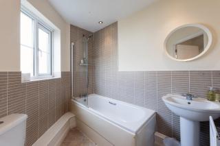 The Corner House | 2-Bed with Free Parking - 7