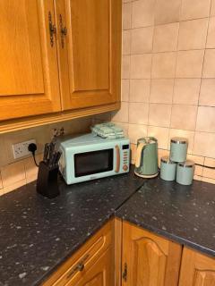 Large 3BR Balby Home Near Yorkshire Wildlife Park with Fast WiFi, Kitchen and Garden - 3