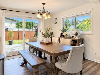 Bellevues 3BR Modern Farm House with Fenced Yard - 9