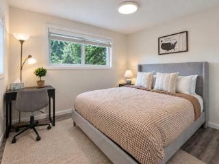 Bellevues 3BR Modern Farm House with Fenced Yard - 7