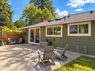 Bellevues 3BR Modern Farm House with Fenced Yard - 6