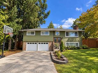 Bellevues 3BR Modern Farm House with Fenced Yard - 5
