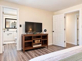 Bellevues 3BR Modern Farm House with Fenced Yard - 3