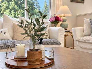 Bellevues 3BR Modern Farm House with Fenced Yard - 1
