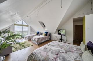 5 Bed House-Sleeps 14-Hot Tub-Bar-Garden-Parking - 7