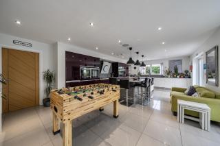 5 Bed House-Sleeps 14-Hot Tub-Bar-Garden-Parking - 6