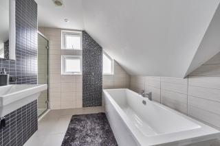 5 Bed House-Sleeps 14-Hot Tub-Bar-Garden-Parking - 5