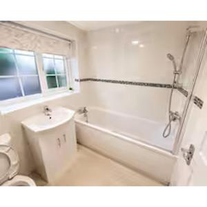 Comfortable 3BR Home for 8 near Batley and Dewsbury with Smart TV and Private Garden - 3