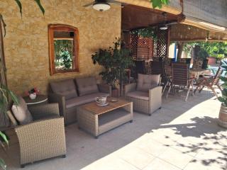 George's family friendly maisonette with great exterior - 2