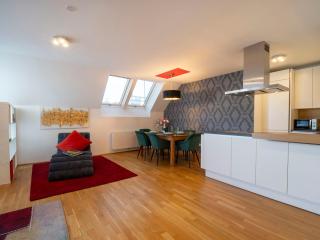 Premium Duplex 2BR for 6 with Balcony near City Museums Metro U3 U2 - 8