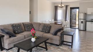 Spacious 4-Bedroom Home with 3 Ensuites - 1