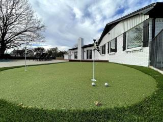 Luxury Family Retreat Near Wedding Venues - 3