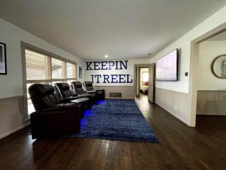 Luxury Family Retreat Near Wedding Venues - 2