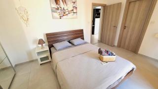 Central 2BR Apt with Huge Balcony & Views - Larnaca - 5