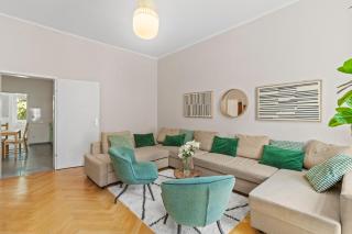 Spacious 2BR apartment near U3 metro - 2