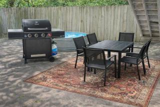 Govalle Ranch Cowboy Pool + Hot Tub - 9