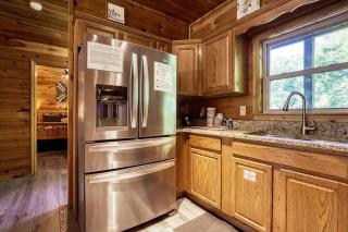 Cozy Bear Lodge, Game Room, Theater Room, Hot Tub, Free Attraction Tickets, WIFI Sleeps 20!!! - 4