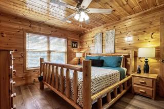 Cozy Bear Lodge, Game Room, Theater Room, Hot Tub, Free Attraction Tickets, WIFI Sleeps 20!!! - 3