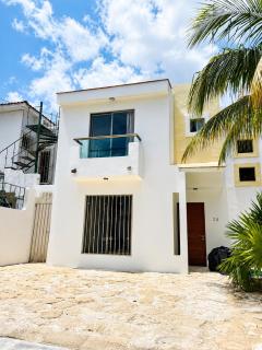 Gupy 26 - 3BR Beach House Steps from the Beach Near the Ferry - 8