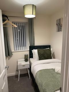 Near Rolls Royce | Big Beds | Wi-Fi | Driveway | 6 - 8