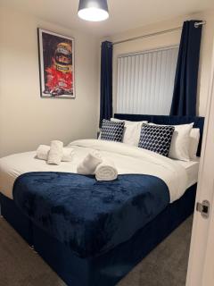 Near Rolls Royce | Big Beds | Wi-Fi | Driveway | 6 - 9