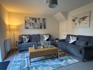 Near Rolls Royce | Big Beds | Wi-Fi | Driveway | 6 - 4